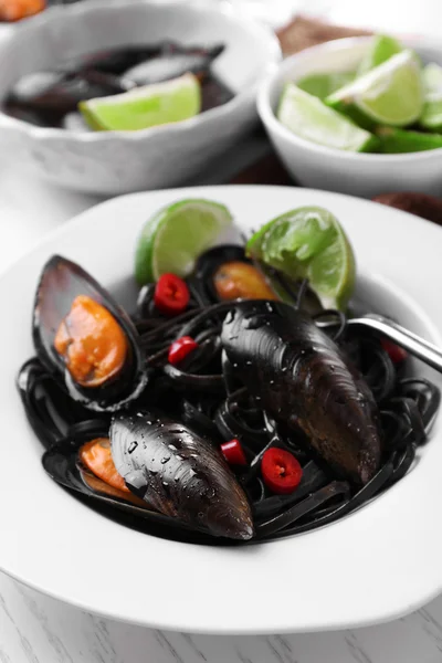 Cooked pasta, mussel and lime — Stock Photo, Image