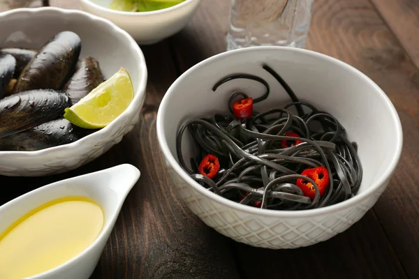 Pişmiş makarna, midye ve kireç