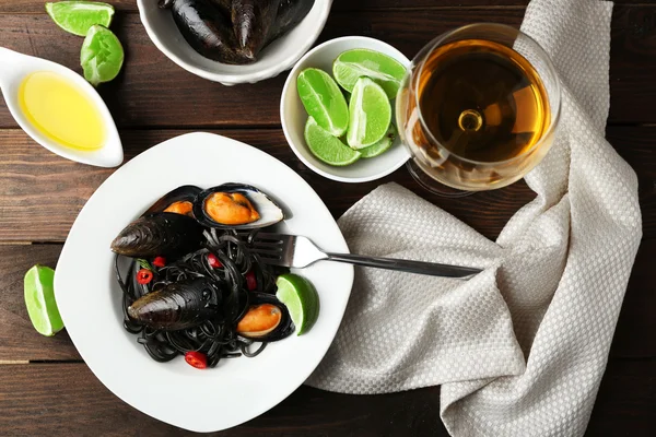 Cooked pasta, mussel and lime — Stock Photo, Image