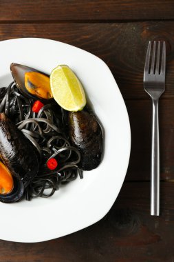 Pişmiş makarna, midye ve kireç