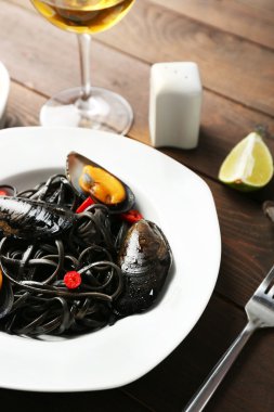 Pişmiş makarna, midye ve kireç