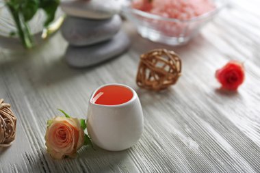 Çiçekler, tuz ve taş kompozisyonu
