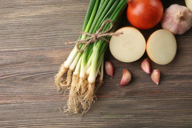 Ahşap zemin üzerine sarımsaklı farklı taze soğan