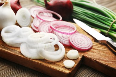 Soğan ve sarımsak ahşap arka plan üzerinde kapat