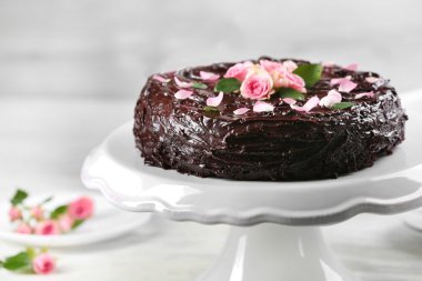 çiçeklerle süslü çikolatalı kek