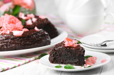 çiçeklerle süslü çikolatalı kek