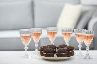 Evde yiyecek ve içecekler için arkadaşları ile tablo