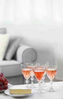 Evde yiyecek ve içecekler için arkadaşları ile tablo