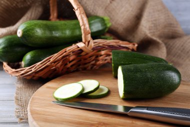 Ahşap arka plan üzerinde kesme tahtası üzerinde taze dilimlenmiş kabak