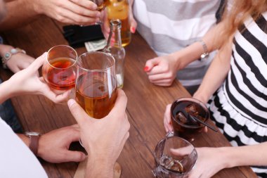 Görünüm alkollü içecekler barda, sahip arkadaşlar yakın çekim