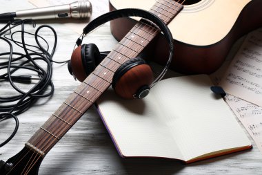 Müzik ekipmanları yığını 