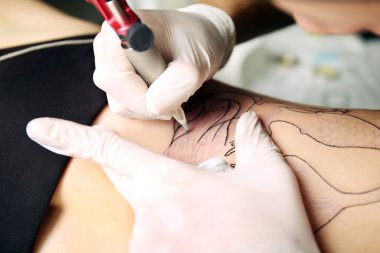 Tıp eldiven elinde dövme yaptırın