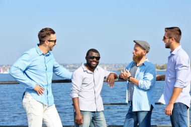 Erkekler riverside üzerinde rahatlatıcı
