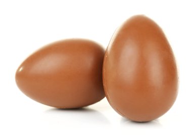 Beyaz üzerine izole edilmiş çikolatalı paskalya yumurtaları.