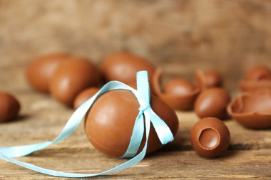 Ahşap arka planda çikolatalı Paskalya yumurtaları