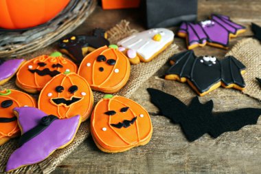 Ahşap masa, Cadılar Bayramı partisi için yaratıcı çerezleri kapatmak