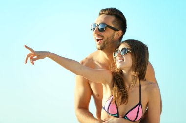 Adam kucaklama kız plajda