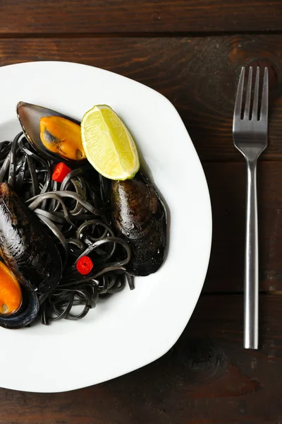 Pişmiş makarna, midye ve kireç