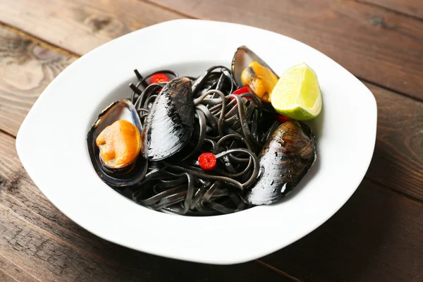 Cooked pasta, mussel and lime — Stock Photo, Image