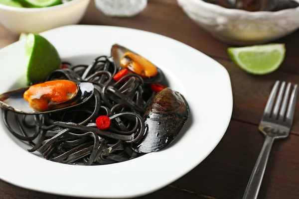 Cooked pasta, mussel and lime — Stock Photo, Image