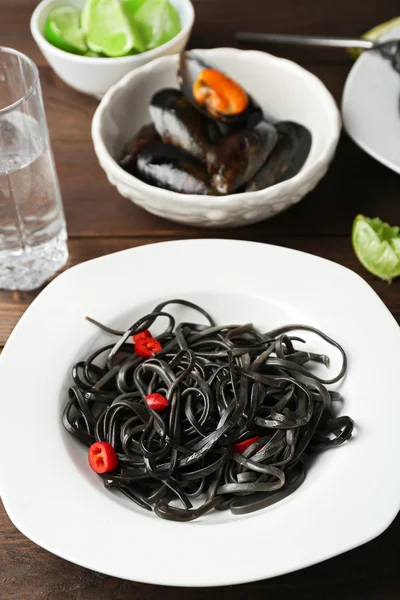 Cooked pasta, mussel and lime — Stock Photo, Image