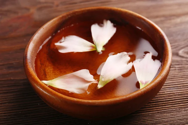 Pink rose petals in a bowl of water — Stock Photo, Image