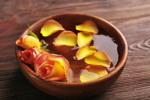 Rose och kronblad i en skål — Stockfoto