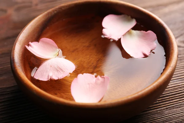 粉红玫瑰花瓣放在一个碗里 — 图库照片