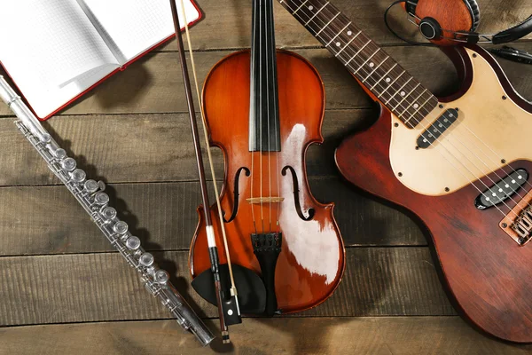 Electric guitar, violin — Stock Photo, Image