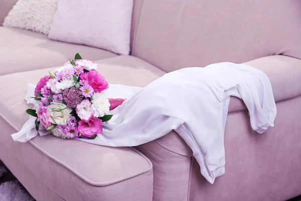 Свадебный букет и платье подружки невесты — стоковое фото