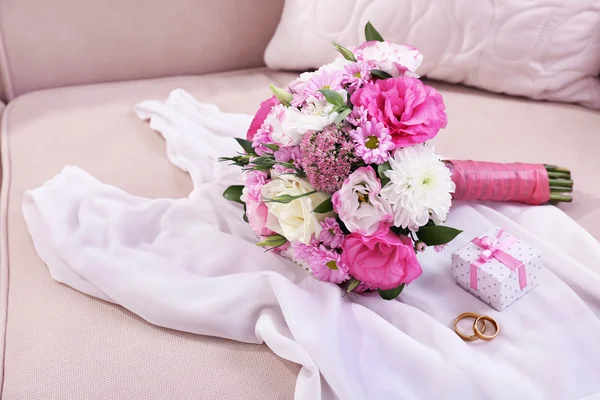 Svatební kytice a družička šaty — Stock fotografie
