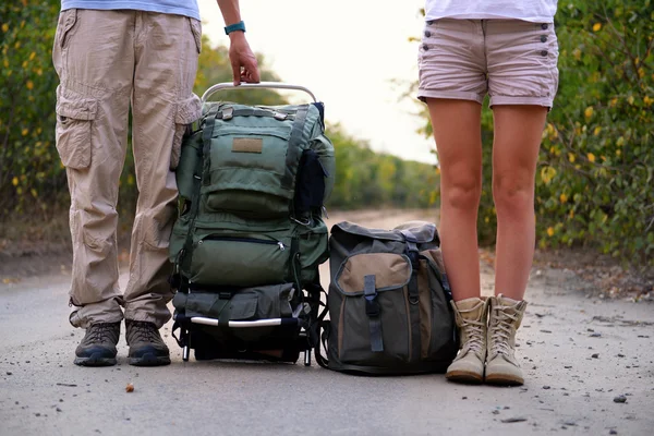 Tourists on  road near forest — Stock Photo, Image