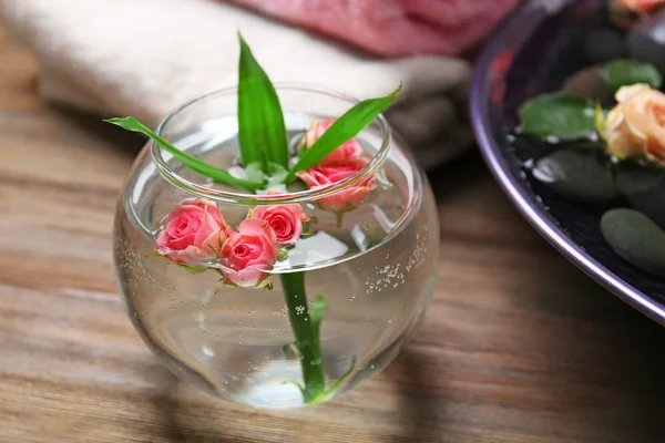 Vas med blommor på trä bakgrund — Stockfoto