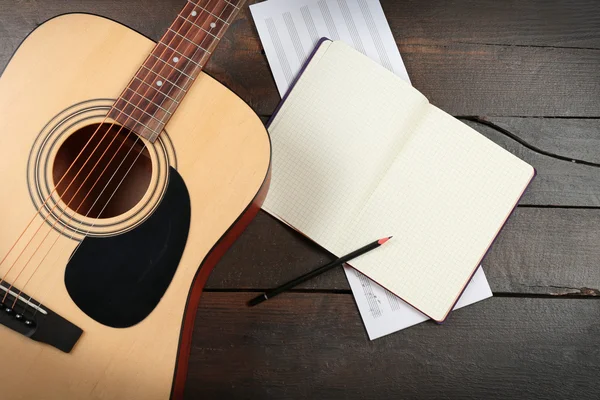 Gitarre und Notenblätter — Stockfoto