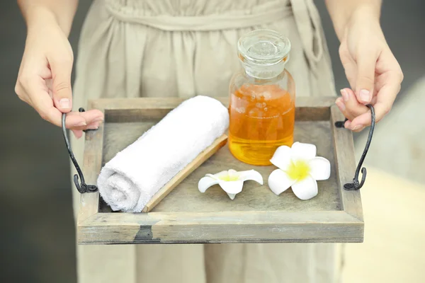 Hände mit Tablett mit Wellness-Produkten — Stockfoto