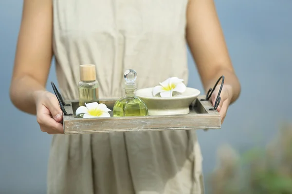 Hände mit Tablett mit Wellness-Produkten — Stockfoto