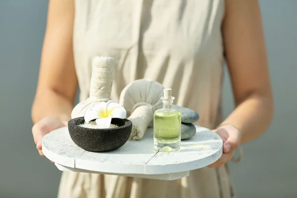 Hände mit Tablett mit Wellness-Produkten — Stockfoto