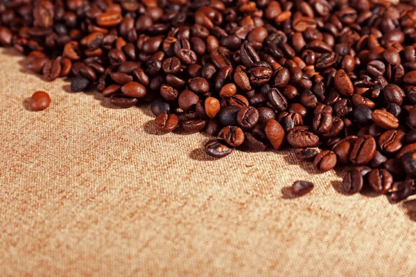 Roasted coffee beans on the linen fabric — Stock Photo, Image