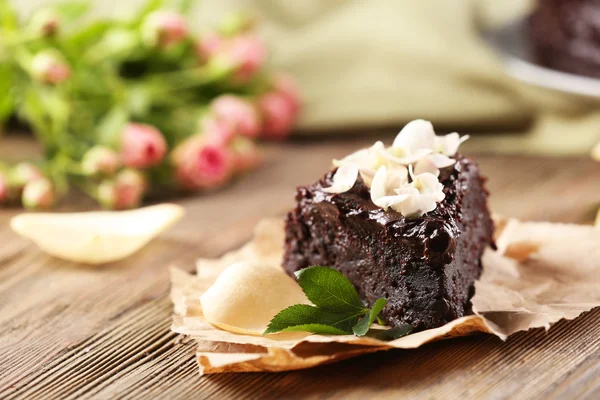 Gâteau au chocolat décoré de fleurs — Photo