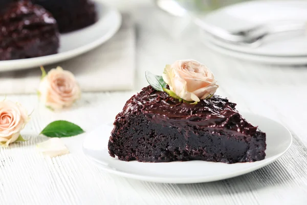 Chocolate cake decorated with flowers — Stock Photo, Image
