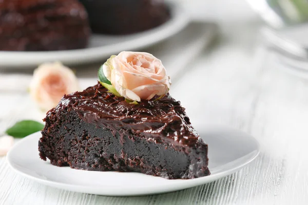 Gâteau au chocolat décoré de fleurs — Photo