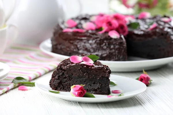 Шоколадний торт прикрашений квітами — стокове фото