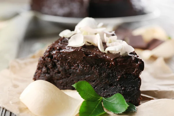 Gâteau au chocolat décoré de fleurs — Photo