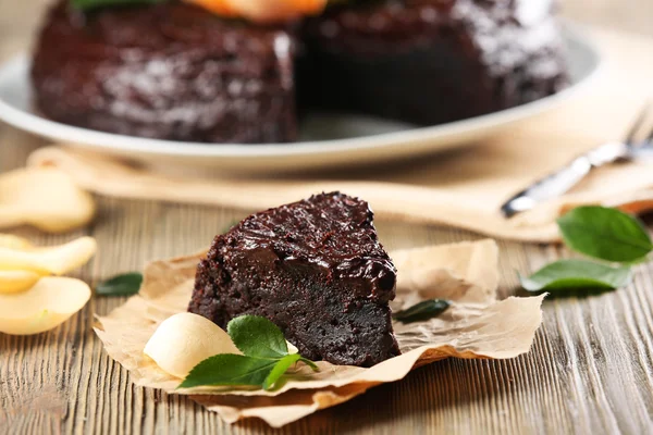 Gâteau au chocolat décoré de fleurs — Photo