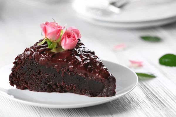 Шоколадний торт прикрашений квітами — стокове фото