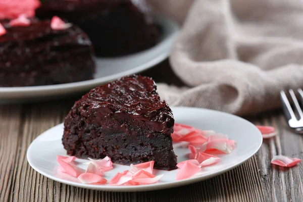 Torta al cioccolato decorata con fiori — Foto Stock