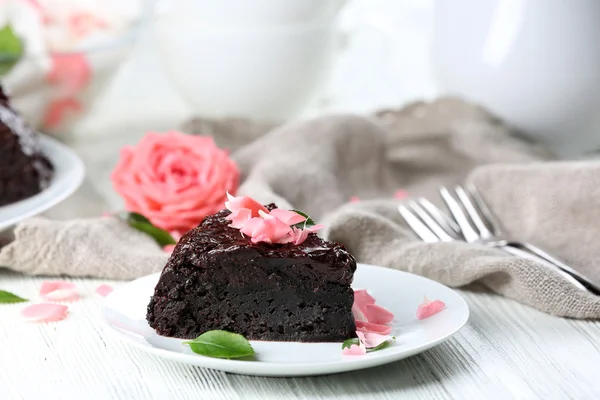 Schokoladenkuchen mit Blumen dekoriert — Stockfoto