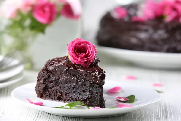 Torta al cioccolato decorata con fiori — Foto Stock