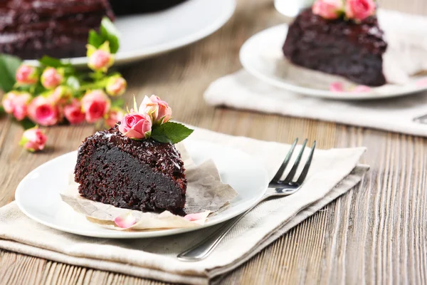 Pastel de chocolate decorado con flores — Foto de Stock