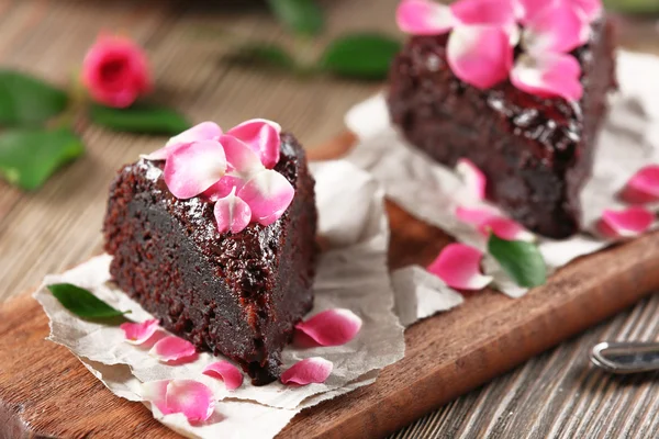 Chocolade cake versierd met bloemen — Stockfoto